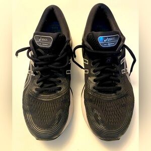 ASICS Nimbus Size: M: 10 W: 11 1/2